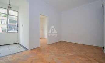 Imagem 2: Quarto e sala com dependências completas em Copacabana - RJ