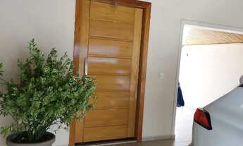 Imagem 3: Casa térrea com 6 cômodos e três banheiros em Ubarana-SP