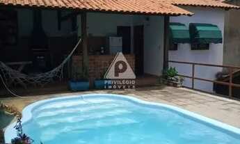 Imagem: Casarão com 6 quartos e vaga para até