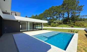 Imagem 7: A casa conta com 434m2 de área construída, mas com um aproveitamento total dos 1.012m2 do