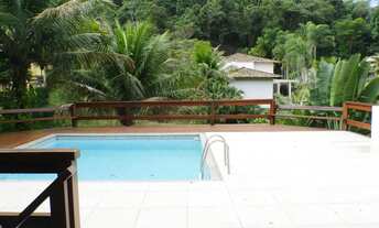 Imagem 5: Casa em condomínio. Possui duas salas amplas, três quartos, quatro banheiros. Piscina e g