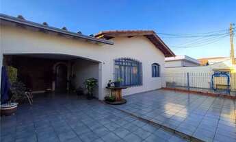 Imagem 2: Excelente imóvel com 2 quartos e edícula no fundo, localização privilegiada no bairro Jard