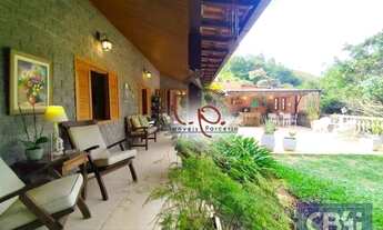 Imagem 5: Encantadora Casa com Localização Privilegiada no Coração de Itaipava, Toda Reformada, com