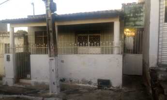 Imagem: Casa 2/4, com outra casinha com 1/4 nos