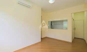 Imagem 4: Excelente apartamento reformado de dois quartos com vaga na Glória