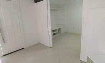 Imagem 3: Casa de 2/4 sendo 1 suíte com closet e banheira, área goumert, em cond. próx Fraga Maia