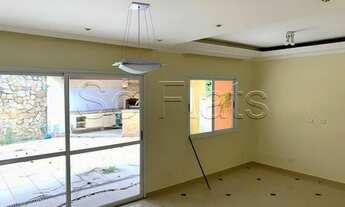 Imagem 3: Casa disponível para locação em condomínio de luxo, contendo 210m², 3 dorms e 2 vagas