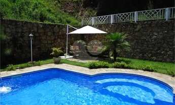 Imagem 4: Casa de alto padrão com 4 dormitórios localizada no condomínio Canada Village com seguranç