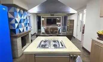 Imagem 6: Casa com 233m², 2 dormitórios sendo 1 suíte, living com lareira, espaço gourmet com churra