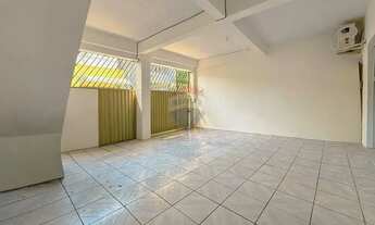 Imagem 2: CASA DE TRÊS PAVIMENTOS À VENDA NO BAIRRO DA PEDREIRA