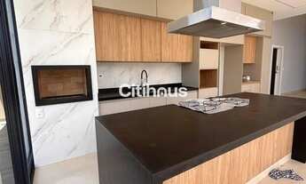 Imagem 3: Casa térrea elegante com 3 suítes, piscina e varanda gourmet em condomínio