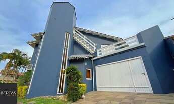 Imagem 2: Casa de esquina com 285m², 3 dormitórios, sendo 1 suites, 4 vagas - amplo pátio