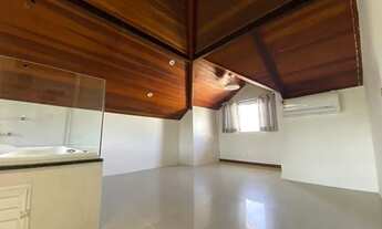 Imagem 2: Casa de condomínio para venda possui 224 metros quadrados com 5 quartos