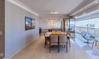 Imagem 2: Apartamento de luxo com 3 suítes e 3 vagas na Aclimação, SP: 176m² de puro conforto e sofi