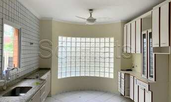 Imagem 2: Casa disponível para locação em condomínio de luxo, contendo 210m², 3 dorms e 2 vagas