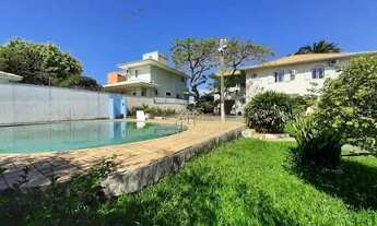 Imagem 2: Casa de 420m² de área construída, com vista para o mar, contendo 6 dormitórios, sendo 4 su