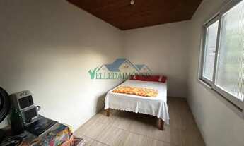 Imagem 7: Velleda oferece magnífica casa com suíte, churrasqueira e quintal encantador, dentro de co