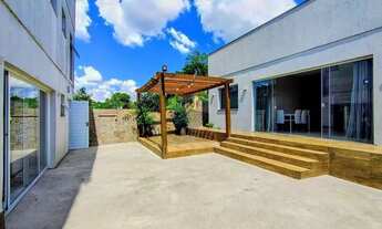 Imagem 3: Casa Aconchegante com Espaços Amplos e Iluminados