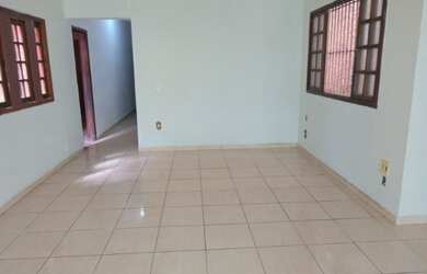 Imagem 3: Casa frente de rua - 2 vagas de garagem - Maria da Graça