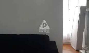 Imagem 4: Apartamento à venda no Leme, quarto e sala com dependência completa