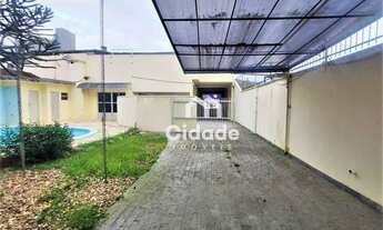 Imagem 3: Casa com 01 suíte master + 2 dormitórios para alugar por R$ 3.900/mês - Centro - Jaraguá d