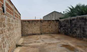 Imagem: Vende-se uma casa bem antiga nos fundos