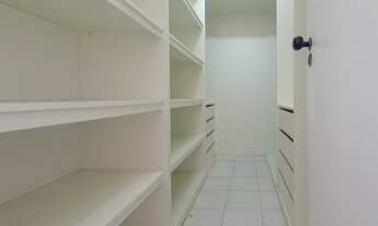 Imagem 6: Apto reformado no Cocó, 144m2 de área, 3 quartos, móveis fixos, dependência completa, 1 va