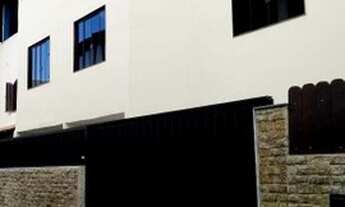 Imagem 2: Casa na segurança de charmoso condomínio, rodeada de amplo comércio