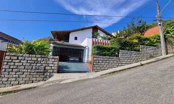 Imagem 2: Casa financiável à venda de 4 dormitórios, na Agronômica, a poucos metros da Beira Mar