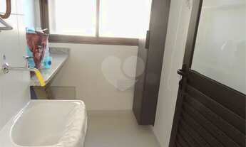 Imagem 2: Dois quartos, sendo 1 suíte com armários e 1 vaga