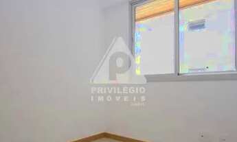 Imagem 5: Em Botafogo: excelente apartamento, com 3 quartos sendo duas suítes. Uma vaga de garagem n