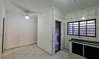 Imagem 3: Alugo apartamento no térreo com cozinha, quarto com banheiro, lavanderia coberta, sem vaga