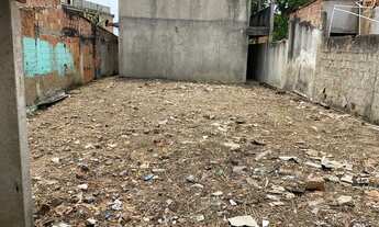 Imagem 2: Terreno plano com 4 kitnets semi prontas