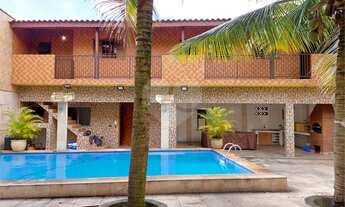 Imagem: Casa com piscina e salão