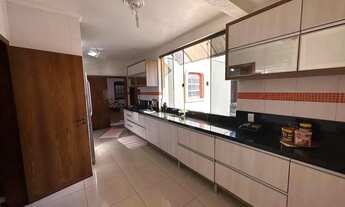 Imagem 4: Ampla Residência Comercial no Bairro Salgado Filho: Conforto e Versatilidade no Centro de