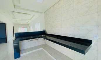 Imagem 2: Casa ? grande., sozinha no lote..