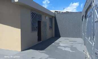 Imagem: Casa com 2 quartos, garagem ampla e quintal