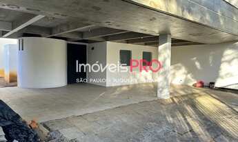 Imagem: De frente a uma linda praça, totalmente