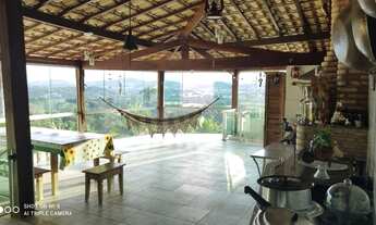 Imagem 5: Casa Colonial à venda, 04 quartos com 02 suítes, 06 vagas, lindo pomar e vista. Centro da