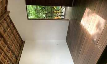 Imagem 4: Casa documentada, com amplo terreno, em rua calçada muito bem localizada