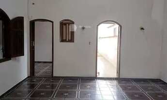 Imagem 1: Casa para aluguel possui 240 metros quadrados com 3 quartos em Vila Martinez - Jacareí - S