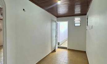 Imagem 4: ALUGO casa no Parque 10 - rua com guarita