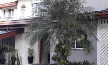 Imagem 2: Casa de condomínio para venda possui 380 metros quadrados com 3 quartos