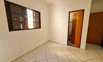 Imagem 7: Alugo apartamento no térreo com cozinha, quarto com banheiro, lavanderia coberta, sem vaga