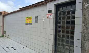 Imagem 2: Casa na rua de frente a feira