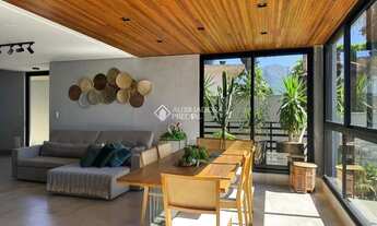 Imagem 4: Casa frente mar com 5 dormitórios e área de lazer completa