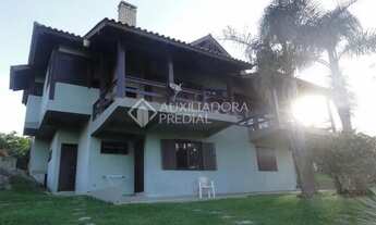 Imagem: Casas geminadas na Praia da Vigia com uma