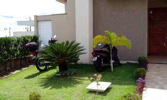 Imagem 2: Casa de condomínio para venda possui 180 metros quadrados com 3 quartos