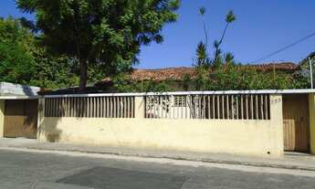 Imagem 3: CA8042) Casa a venda, bem localizada com amplo terreno