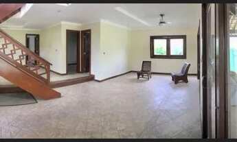 Imagem 2: Casa de condomínio para venda tem 320 metros quadrados com 5 quartos